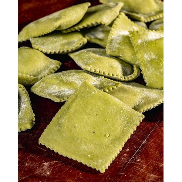 RAVIOLI DE MOZZARELLA COM MANJERICÃO  MASSA VERDE